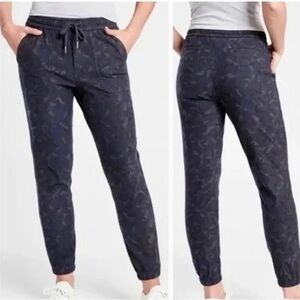 Athleta Printed Farallon Jogger Pants Women’s Blue Black Camo Drawstring Size 6T